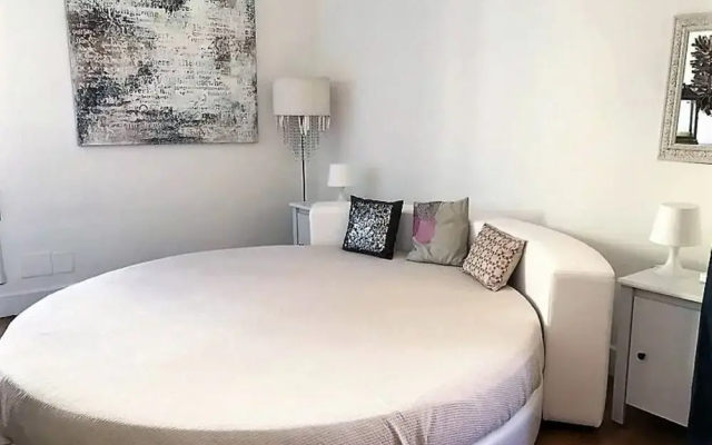 The Right Place 4u Mario de Fiori Apartment