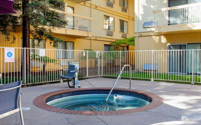 La Quinta Inn & Suites by Wyndham Oakland - Hayward