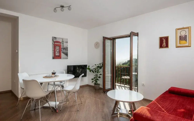 Modern Apartment With Balcony and Garden