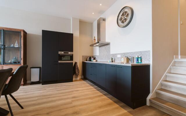 Luxury apartment overlooking the marina for 10 people