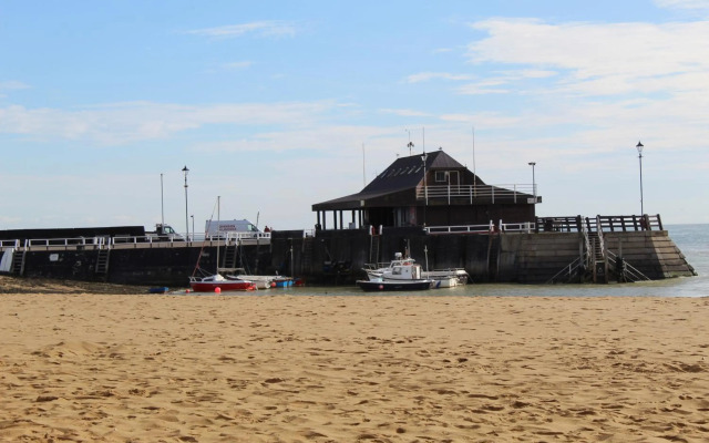 Sea Glimpses with free parking and garden