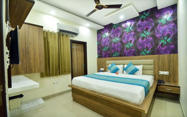 OYO 8666 Hotel The Queen