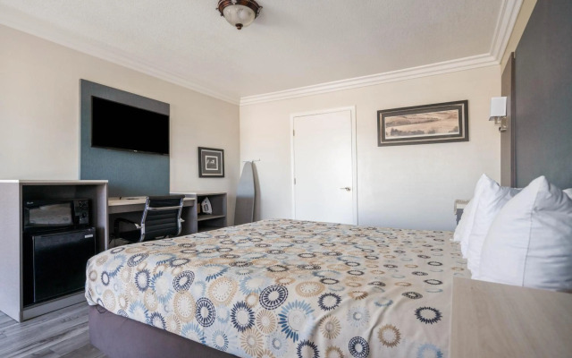 Solaire Inn & Suites