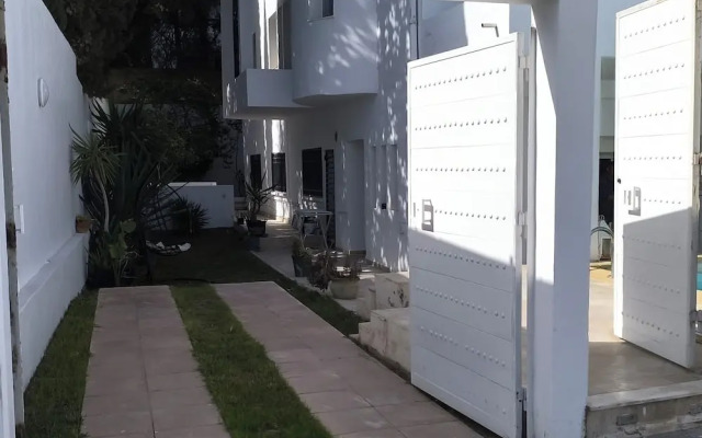 Stylish villa avec parking et piscine