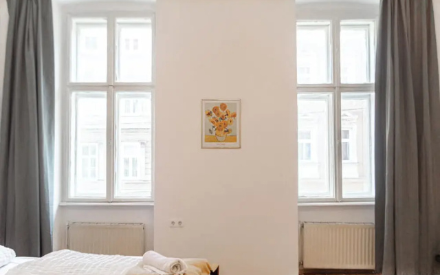 Near Wiener Stadthalle - 4BR Apt. w/ WIFI