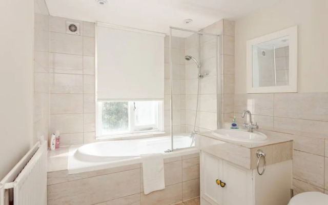 Beautiful 5 Bedroom Home With Garden in South Kensington