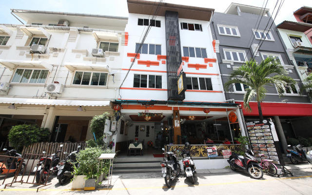 OYO 126 Patong Station House Hotel