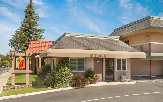 Super 8 by Wyndham Martinez