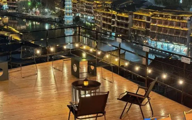 Jiuye Banshan B&B (Phoenix Ancient Town Store)