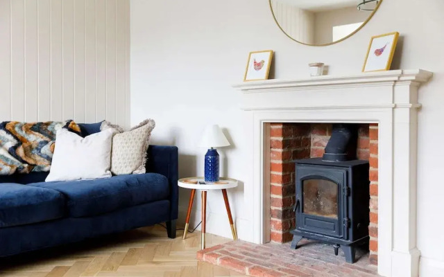 Chic 4-bed Coastal Retreat in Heart of Bosham