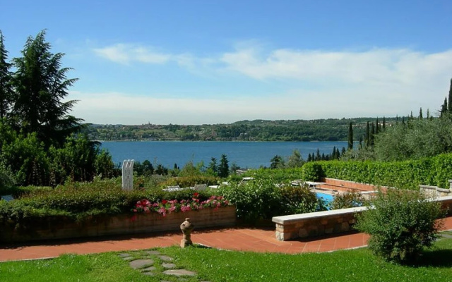 Lovely Flat With Shared Pool and Amazing Lake View