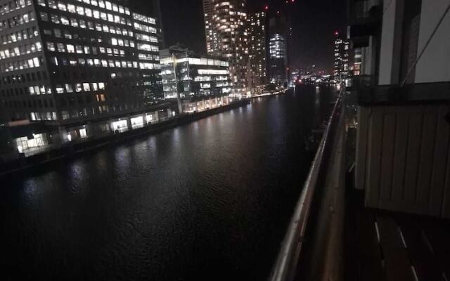 Ravishing Riverside 2-bed Rental in Canary Wharf