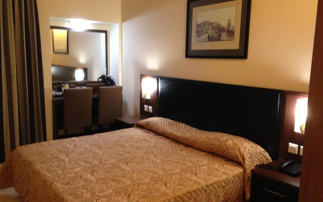 Grand Harbour Hotel