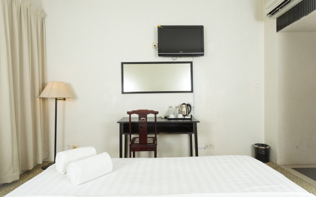 OYO 89619 De Choice Hotel