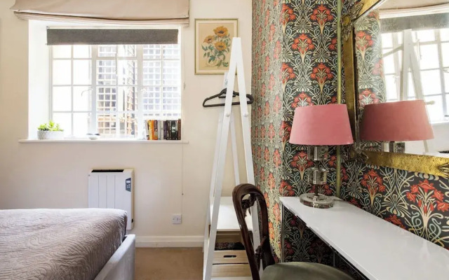 Mayfair 3-bed 5-guest Berkeley Square 1729 House