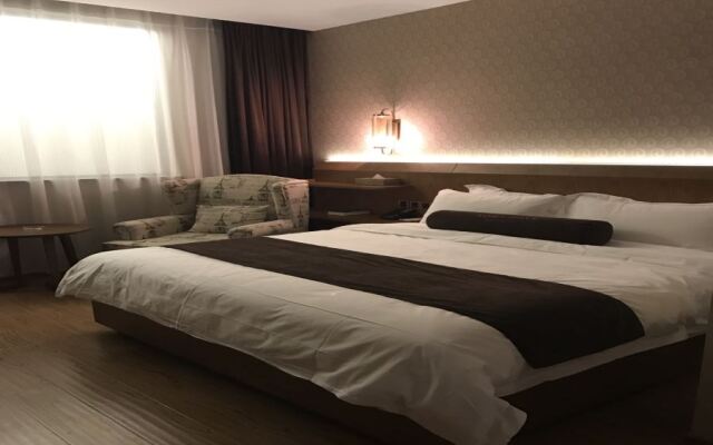 Home Inn (Shanghai Caoyang Meiling North Road Metro Station)