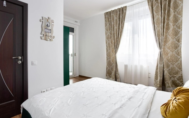 Ari Yellow Apartment