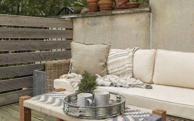 Riverside Home with Private Parking