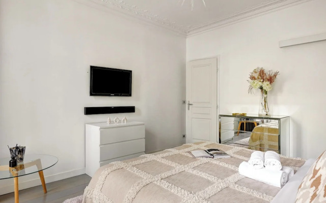Elegant 3BR Arc de Triomphe