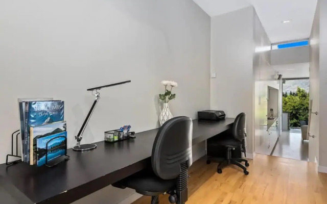 Luxury Lakeview 2 Bedroom Apartment