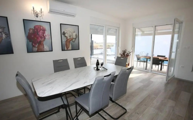 Beautiful vacation House Hana with pool