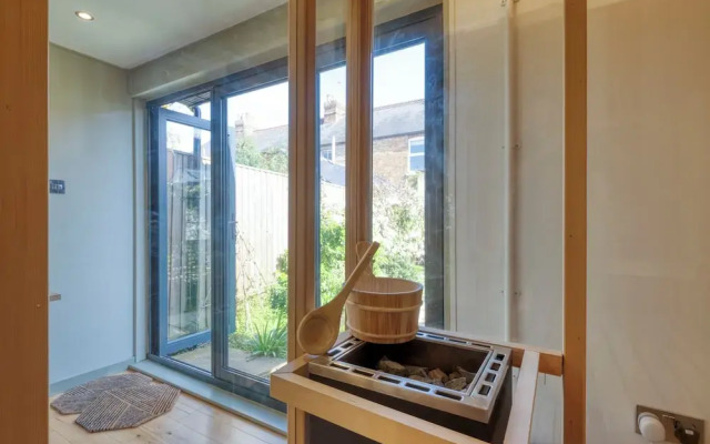 Stylish 2BD with Private Garden & Sauna