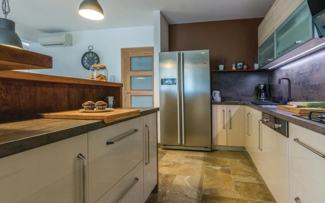 Beautiful Home in Pridraga With Wifi and 8 Bedrooms