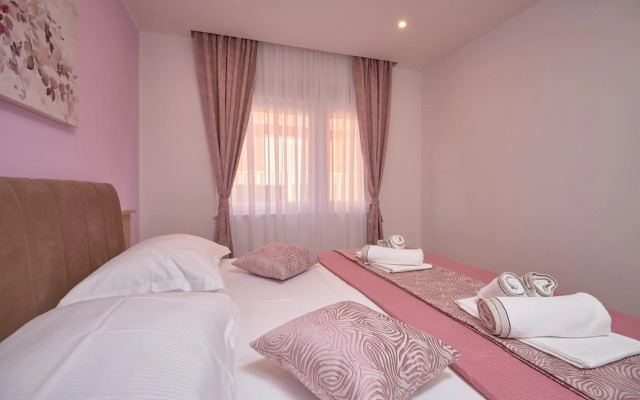 M Entire floor in a spacious house with pool