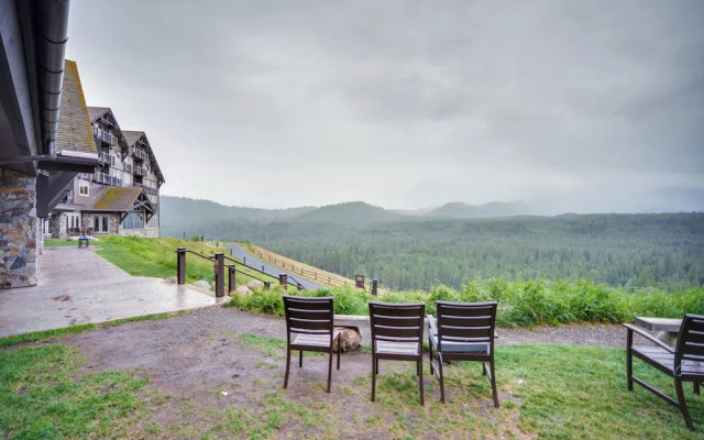 Pet-friendly Cle Elum Condo - Hike, Ski & Relax!