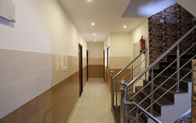 OYO 16815 Hotel Suresha