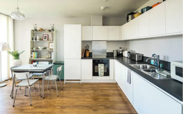 Shiny &amp; Comfy stay with Underground links nearby!