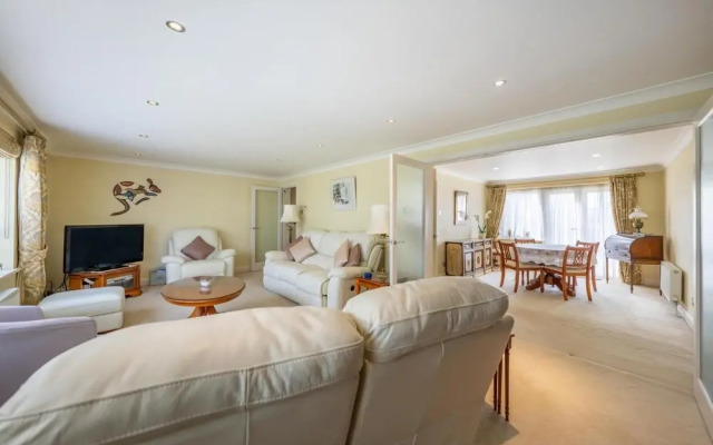 NEW 3BD Flat in the Heart of Bushey