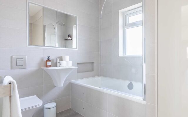 Sleek Scandi-inspired 2BD Flat, Fulham