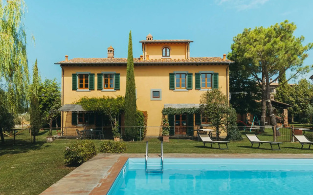 Cozy Farmhouse in Cortona with Pool