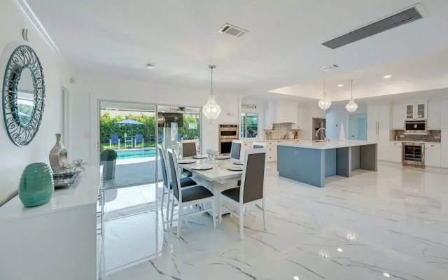 Pool & Spa: Luxe Home in Naples!