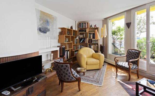 Stunning 3 Bed Apt With Balcony Near Champs Elysée