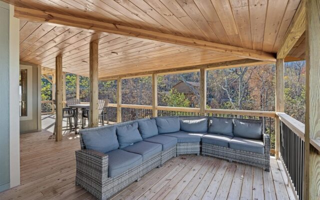 Smokey Treats 5 Bedroom Cabin by RedAwning