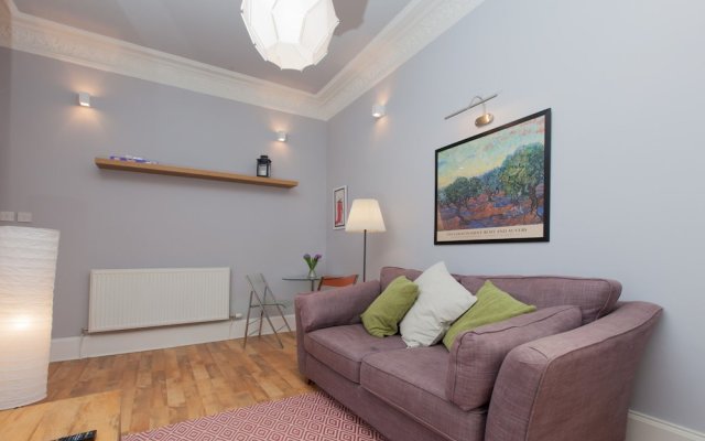 Traditional 1BR Tenement in Leith Walk Area for 2