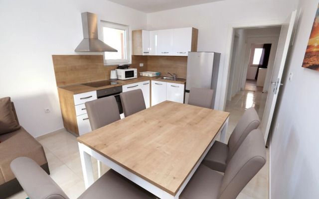 Beautiful 2-bed Apartment in Okrug Gornji
