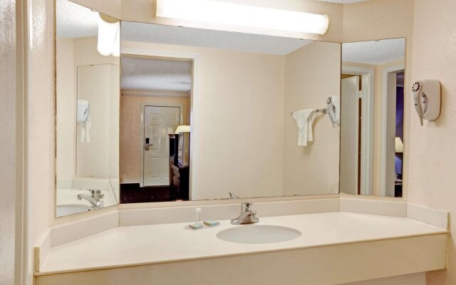 Travelodge by Wyndham North Richland Hills