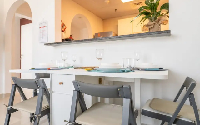 Modern 1-bed With Scenic Golf Course View