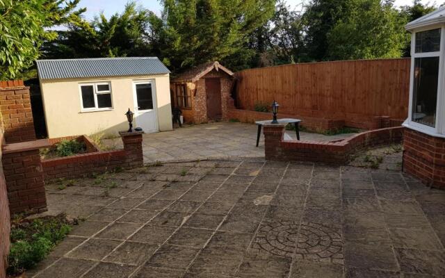 Spacious Swindon 5 bedroom house - sleeps up to 10