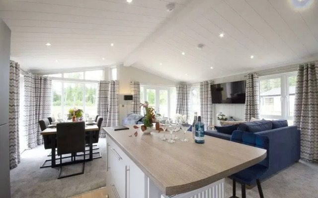 Hollicarrs - Lilypad Lodge