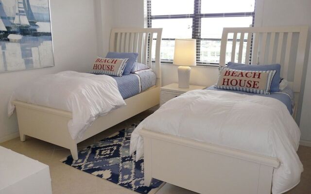 Eye-catching Beachfront Condo With Pool and Nice Views