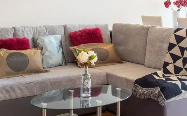 Cozy, Spacious & Sunny in Heart of City Center