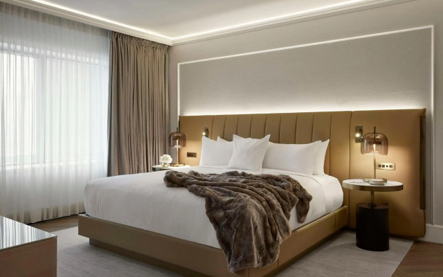 Vogue Hotel Montreal Downtown, Curio Collection by Hilton