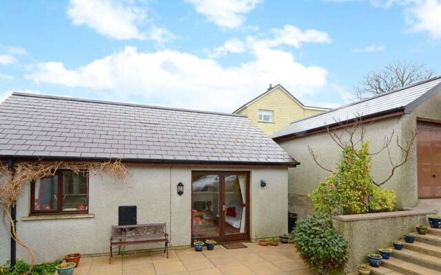 Modern Holiday Home in Wisemans Bridge With Terrace