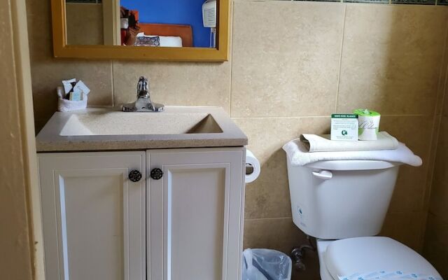 Pinecrest Inn & Suites