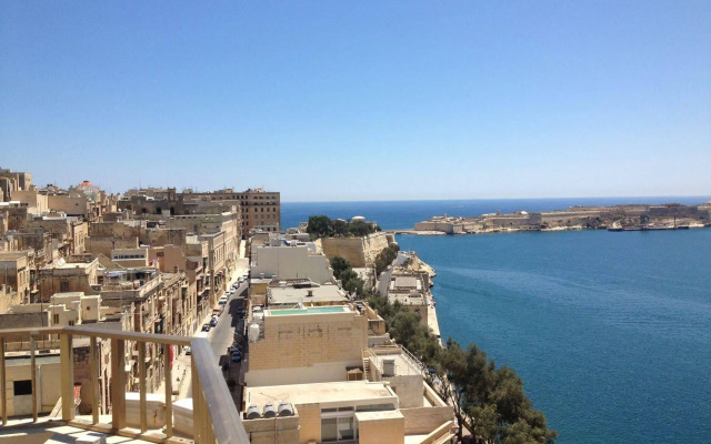 Grand Harbour Hotel