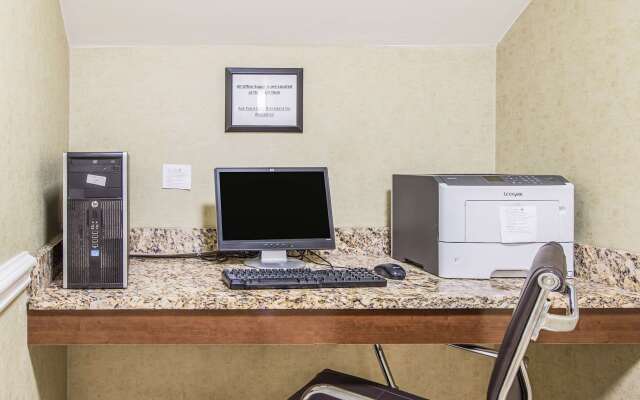 Comfort Inn & Suites Greenwood near University